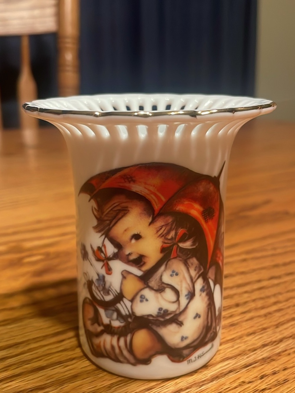 Hummel cream Umbrella Girl small vase